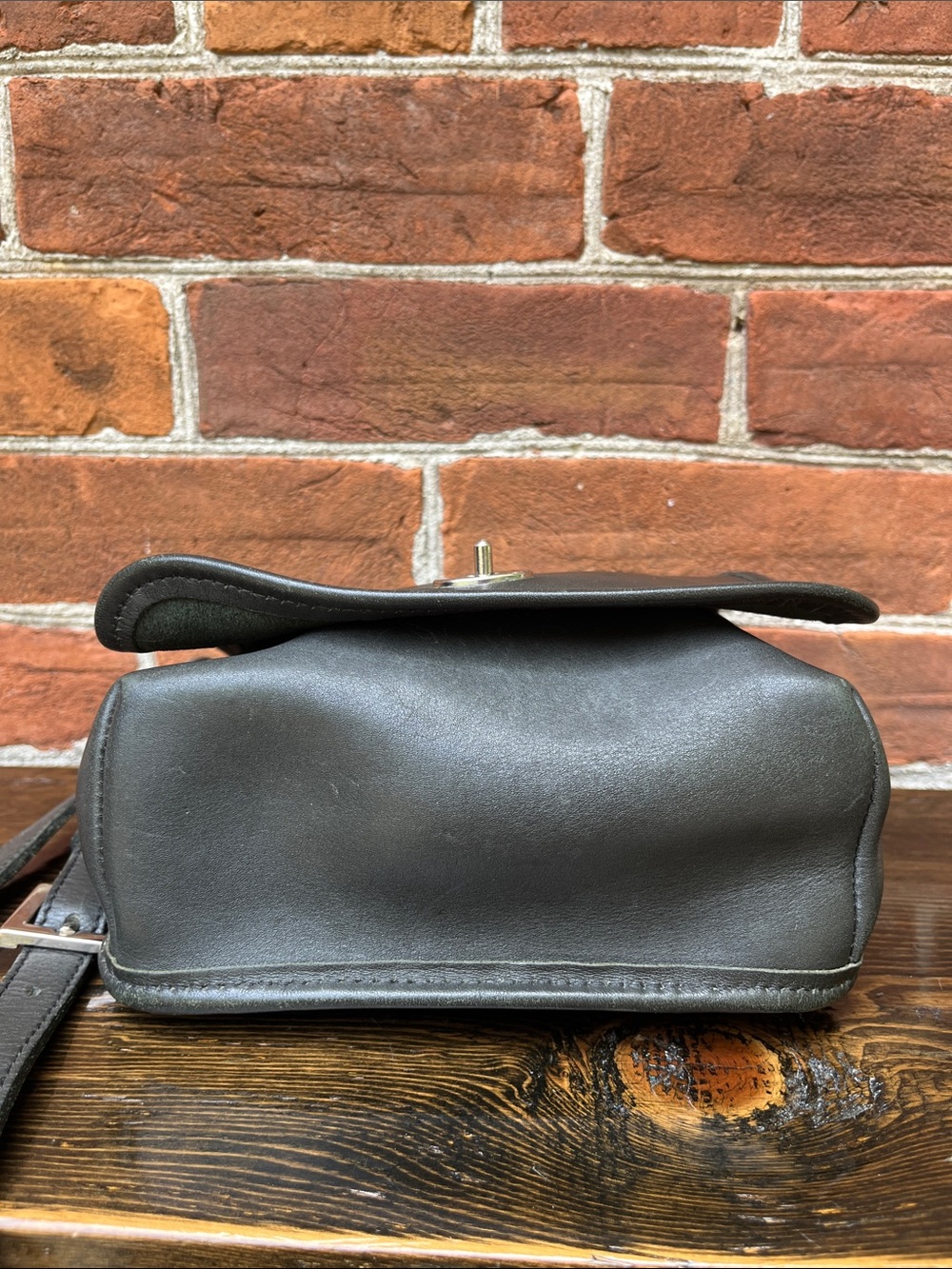 Roots Classic Black Leather Crossbody Bag - Picture 6 of 10